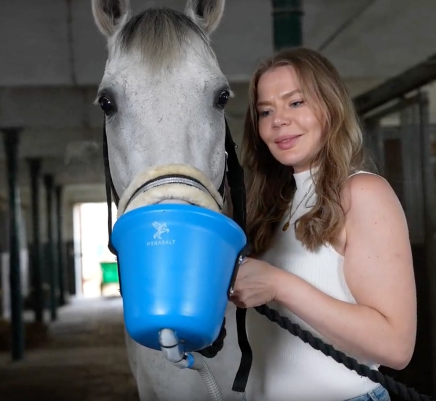 Frauen inhalieren ihre Pferde mit EquiEasyNeb und Inhalationsmake von PEGASALT